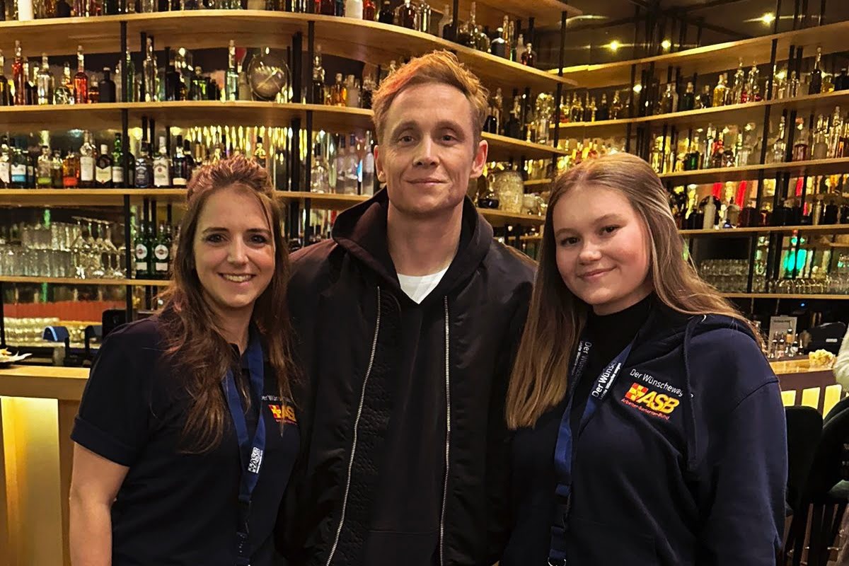 Der ASB-Wünschewagen trifft Matthias Schweighöfer