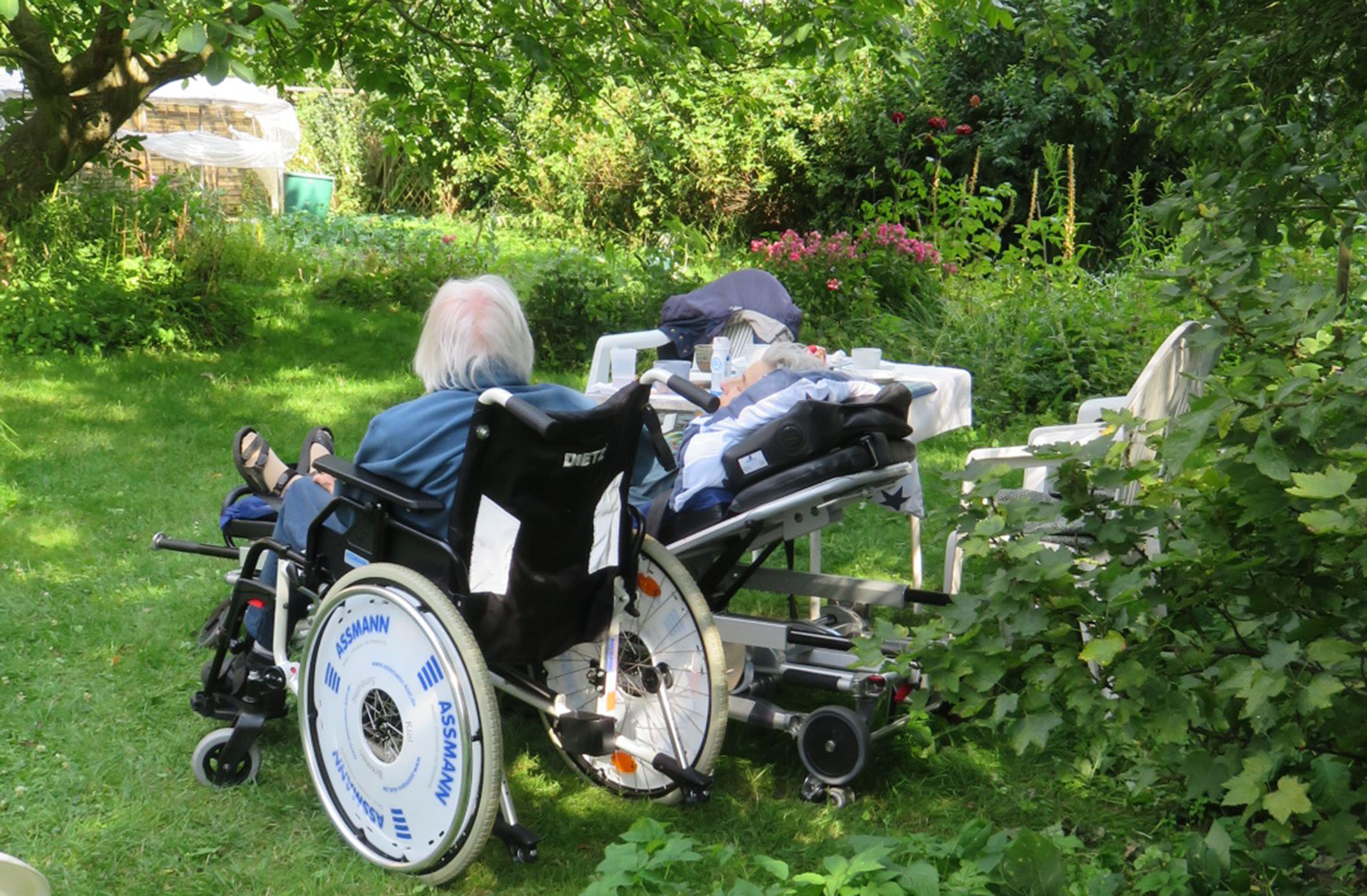 Gemeinsam im Garten verweilen