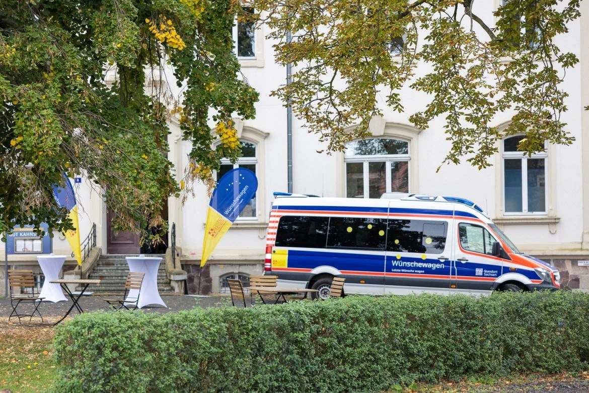 Der_ASB_Wuenschewagen_vor_dem_Gut.webp