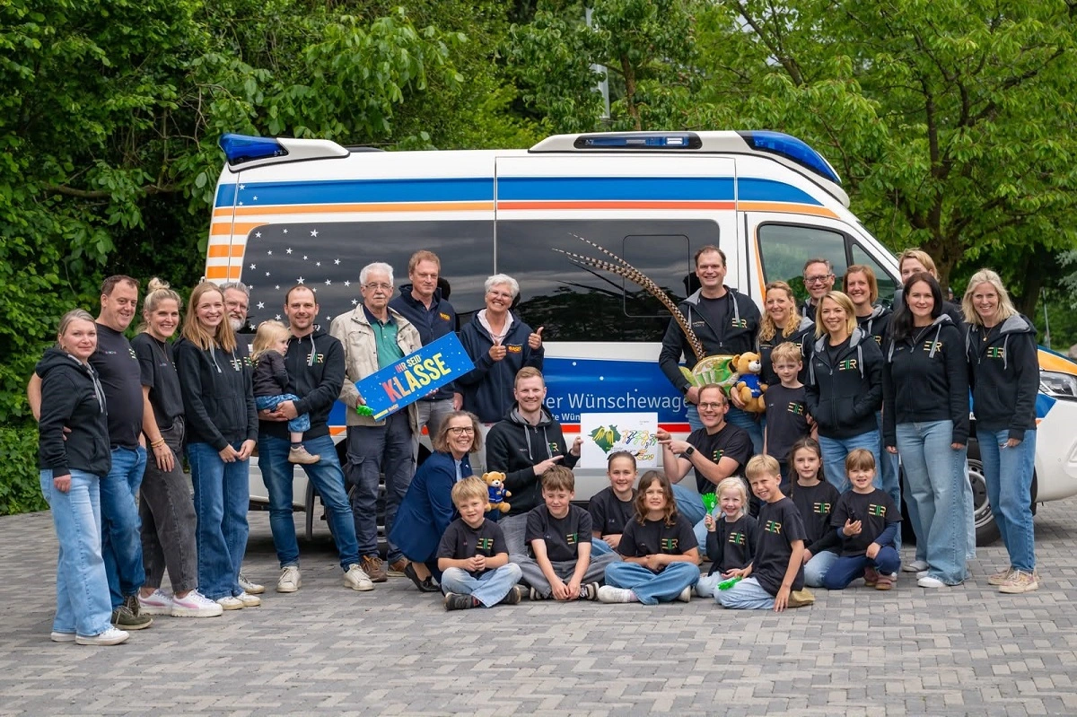 Vor der EMS-Halle in Emsdetten wurde eine Spende von 7.777,77 Euro an den ASB Wünschewagen übergeben