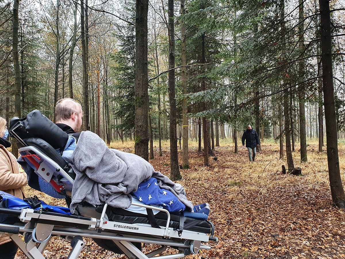 Teenager Niclas besucht seine Friedwald-Eiche