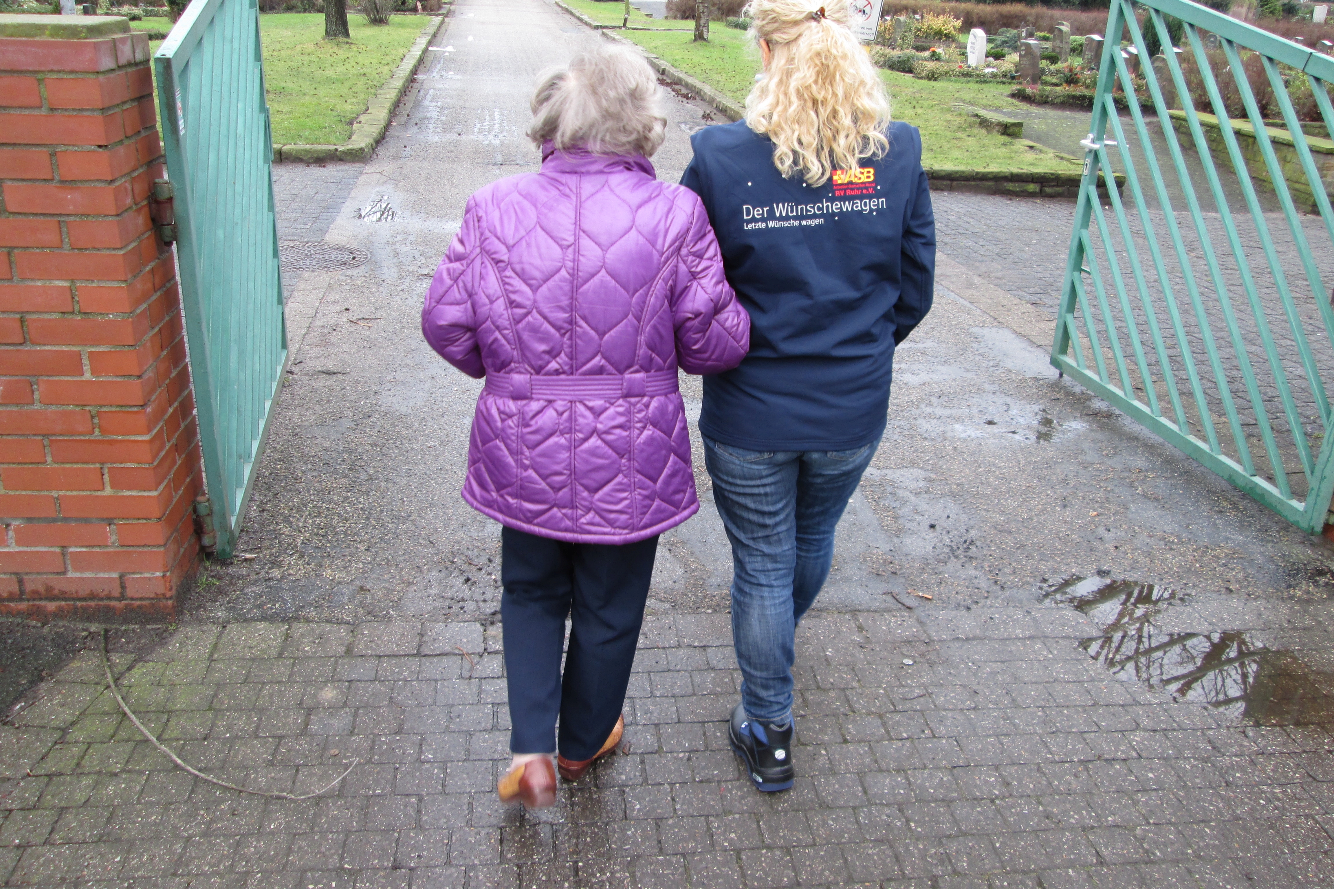 Ingeborg N. am Grab ihres Mannes.jpg