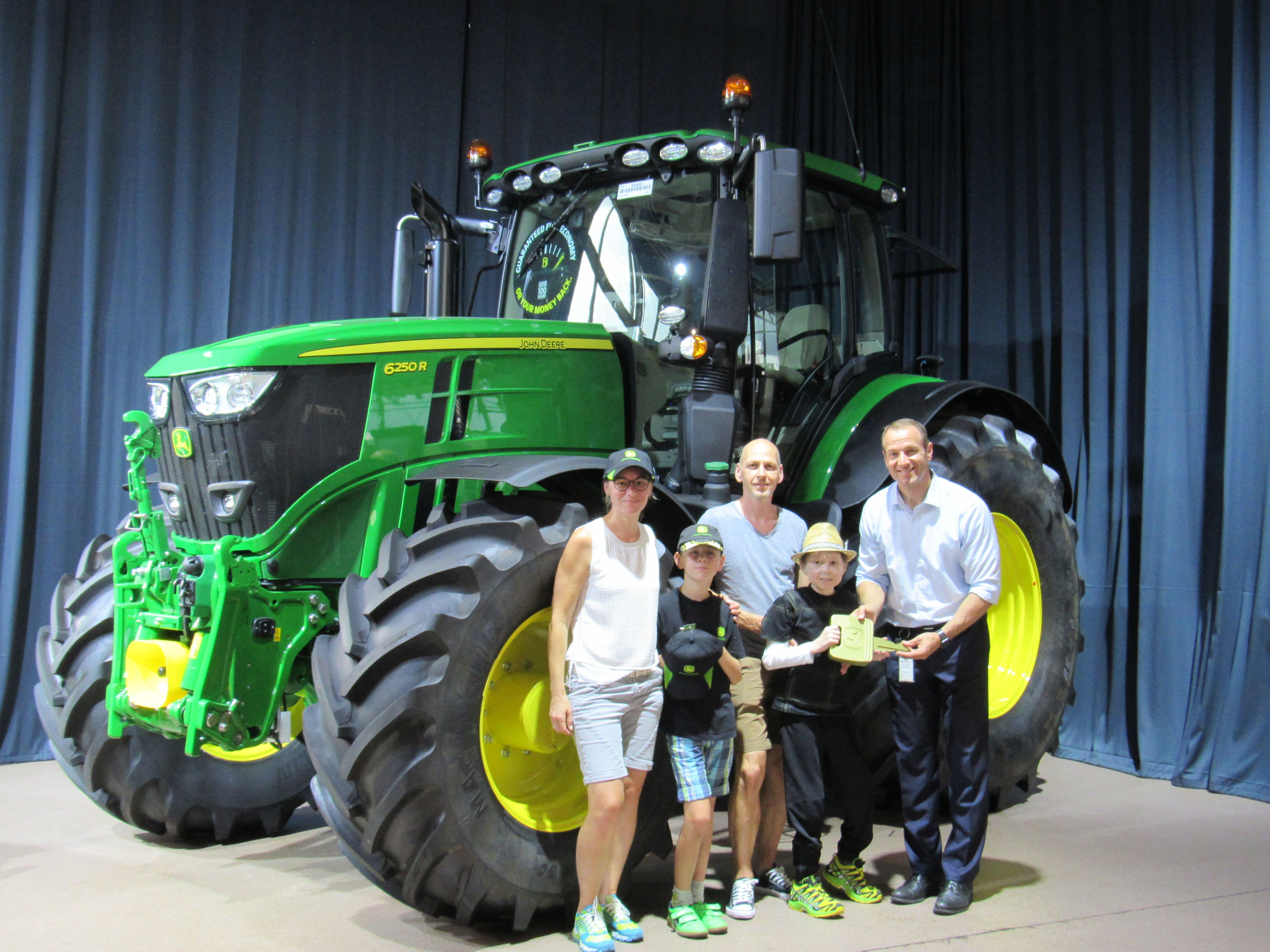 Staunende Kinderaugen im John-Deere-Werk