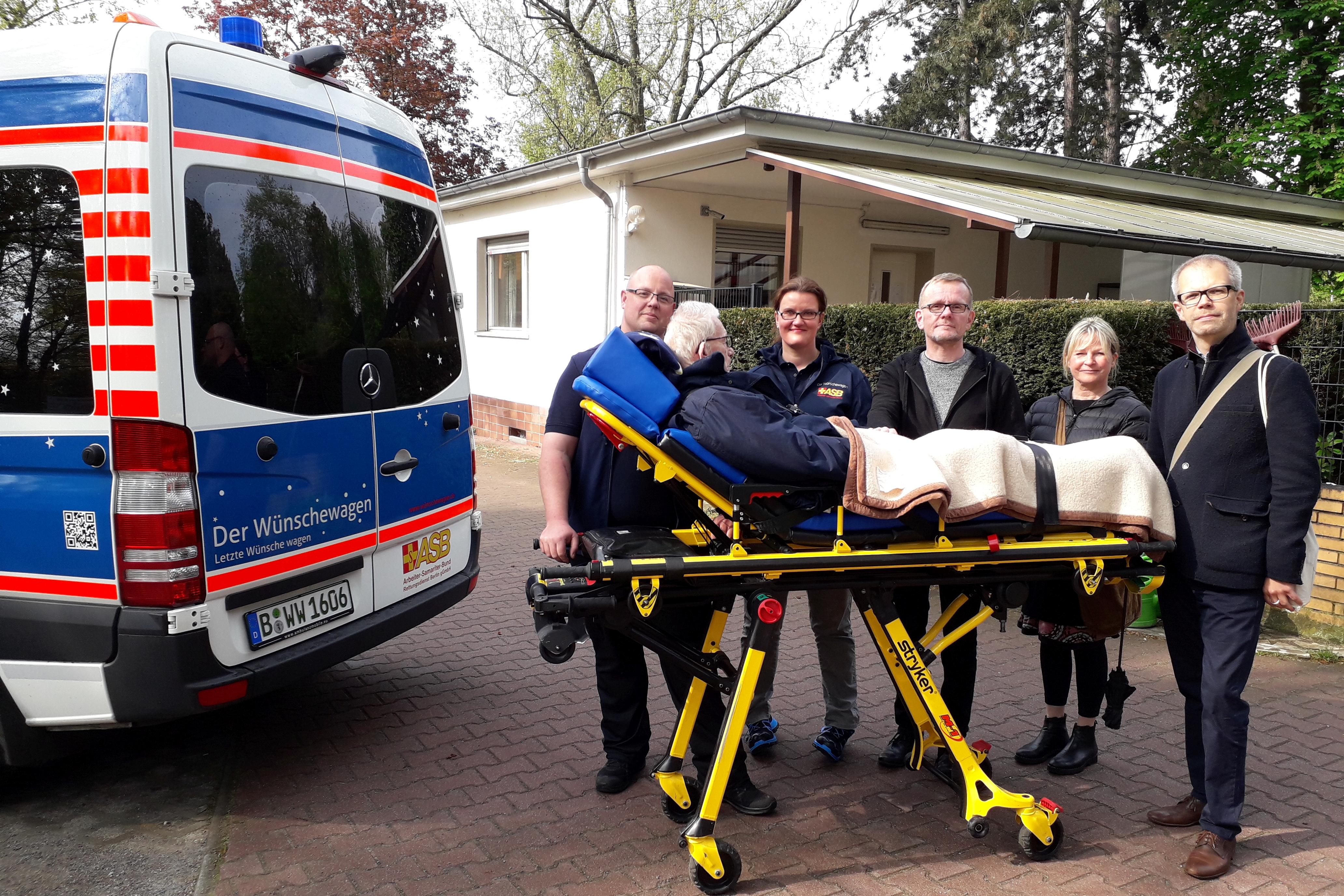 Wünschewagen-Berlin-Letzte-Wünsche-wagen-Zur-Beerdigung-der-Ehefrau.jpg