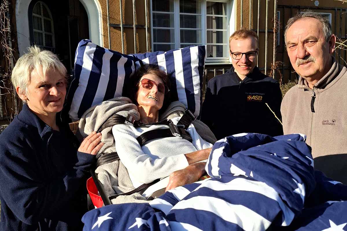 Die neugeborene Enkelin im Arm halten