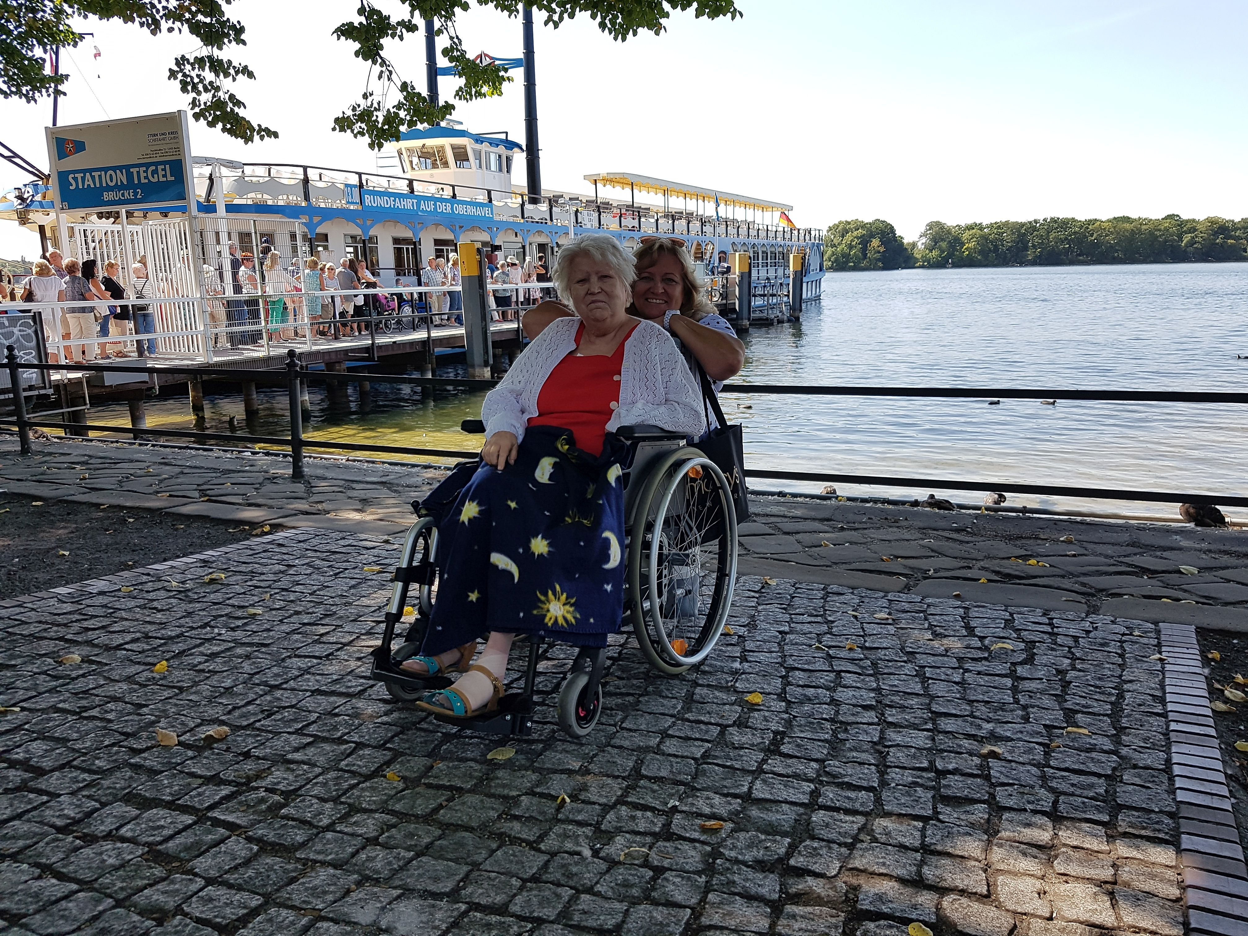Dampfer fahren auf der Spree