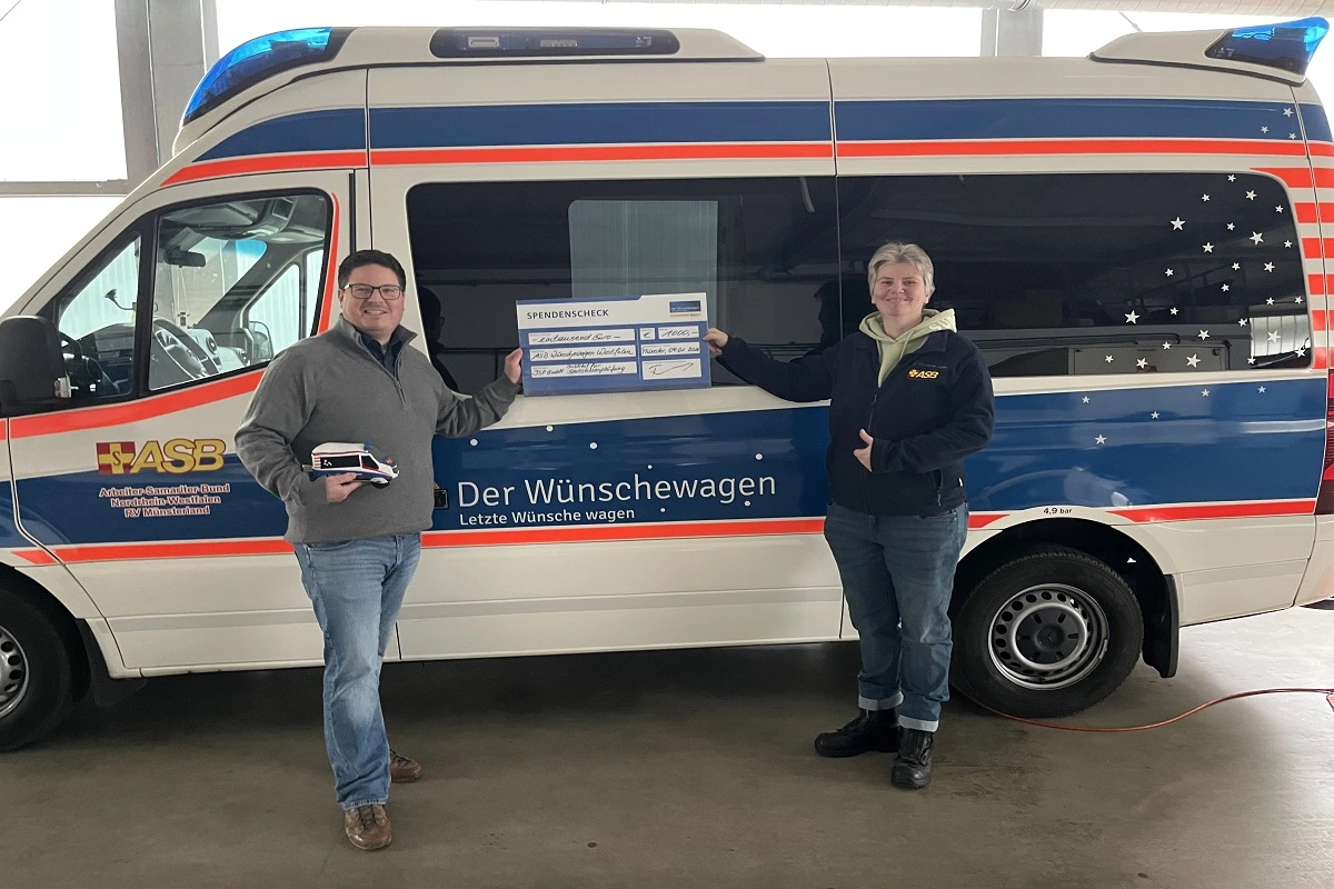 Spenendenübergabe der ISP - Institut für Sportstättenprüfung an den ASB-Wünschewagen Westfalen