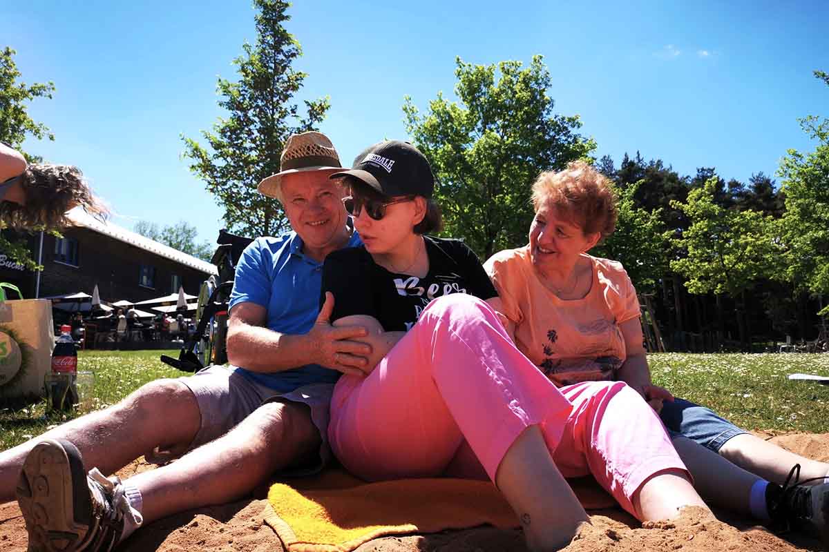 Noch einmal mit Cocktail am Strand und die Füße im Sand…