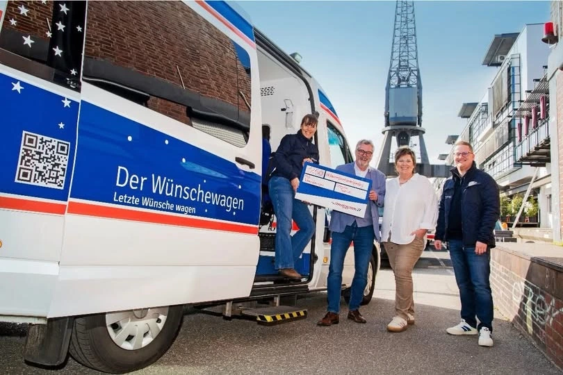 Der ASB-Wünschewagen Hamburg nimmt eine Spende von der Reederei Deymann entgegen