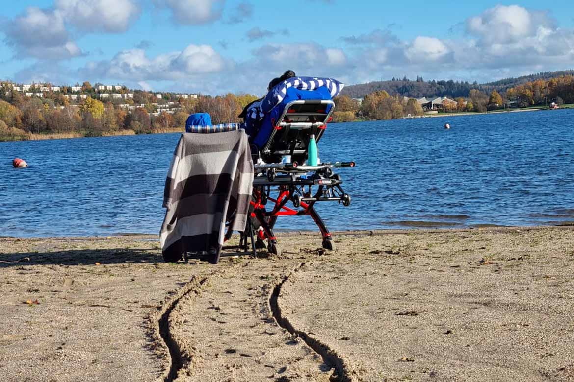 Spuren der Trage im Sand_FG von hinten mit Begleitung.jpg