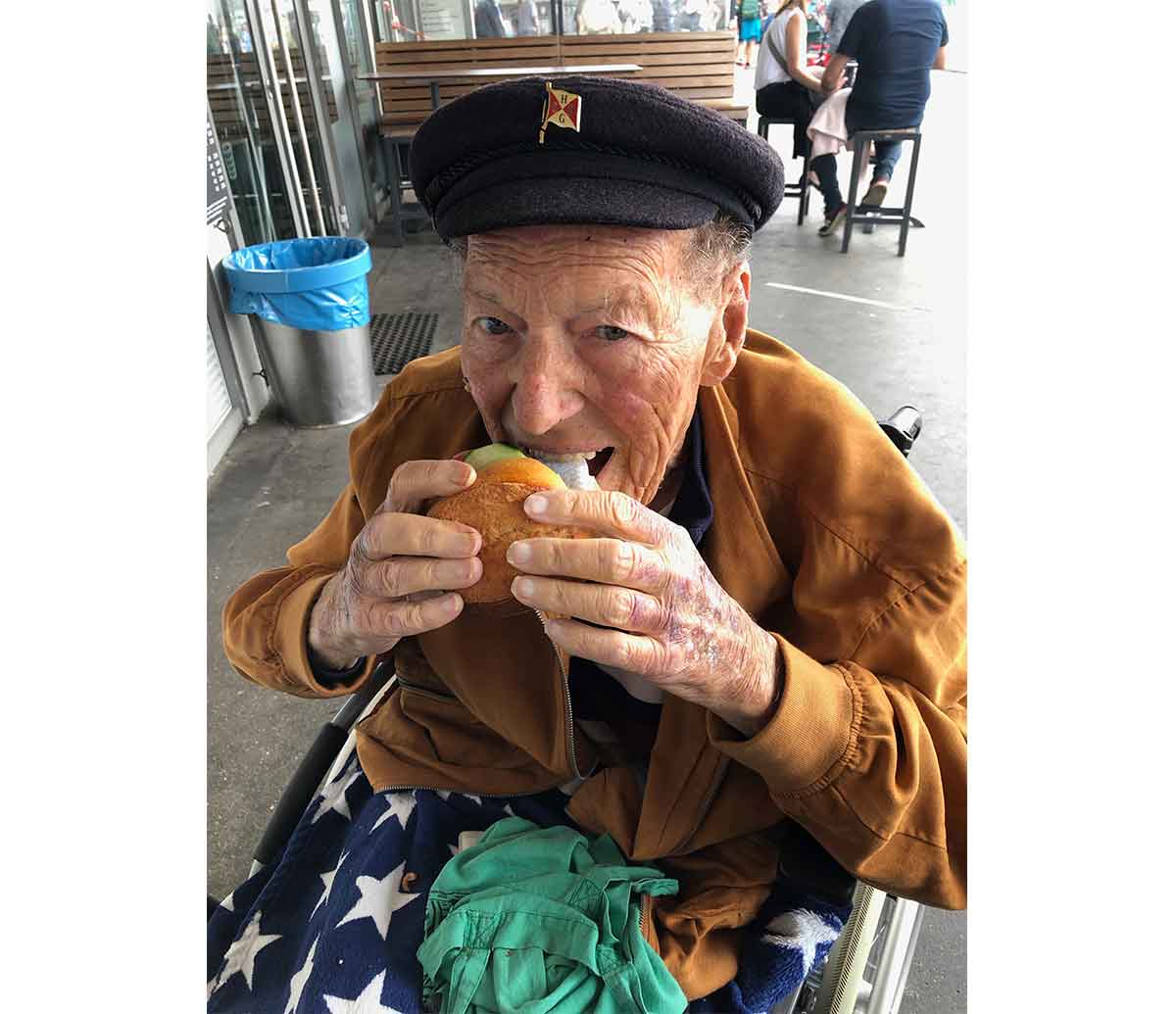 Ein Krabbenbrötchen im Hamburger Hafen essen