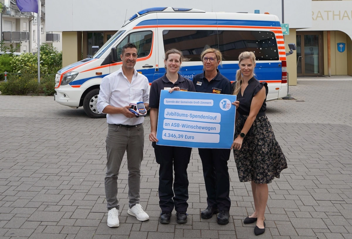 Foto_Spendenübergabe-Jubiläums-Spendenlauf-Wünschewagen.webp
