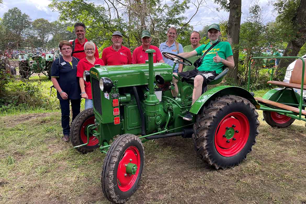 Gruppenbild mit Traktor.jpg