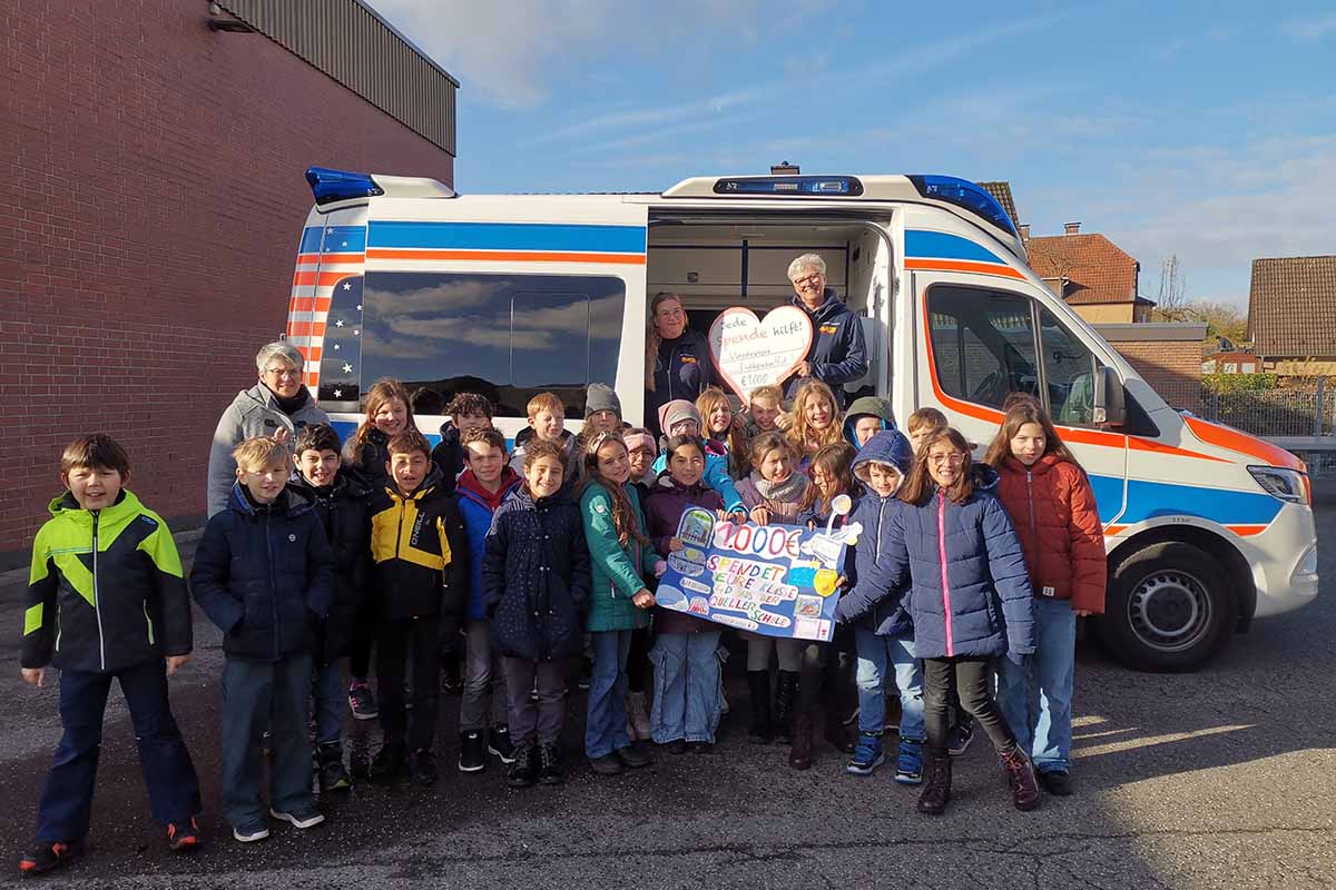 Spendenübergabe Queller Schule.jpg