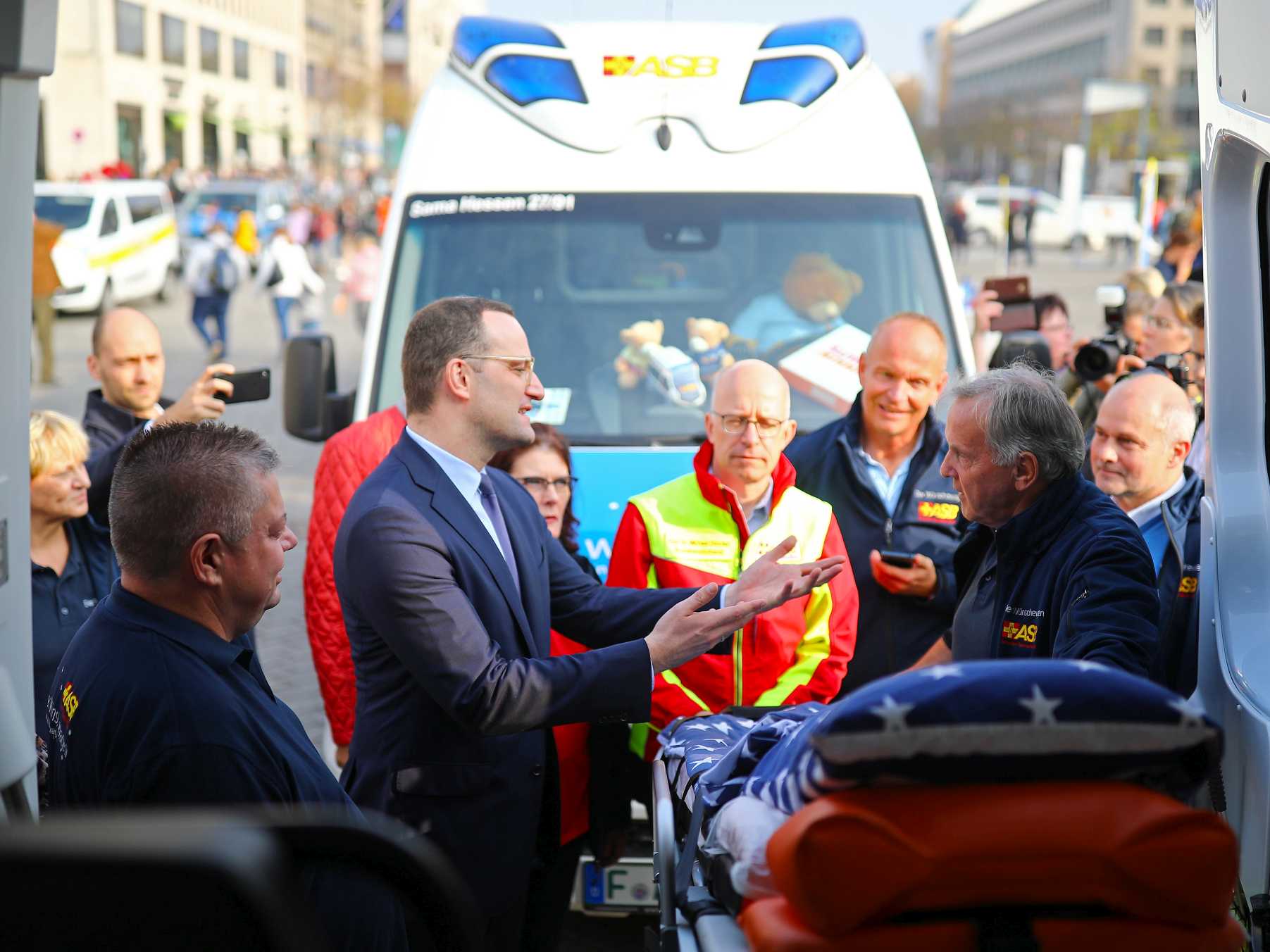 Wünschewagen-ASB-Letzte-Wünsche-wagen-Jens-Spahn-ulrich-Bauch-Sternfahrt-Brandenburger-Tor (1).jpg