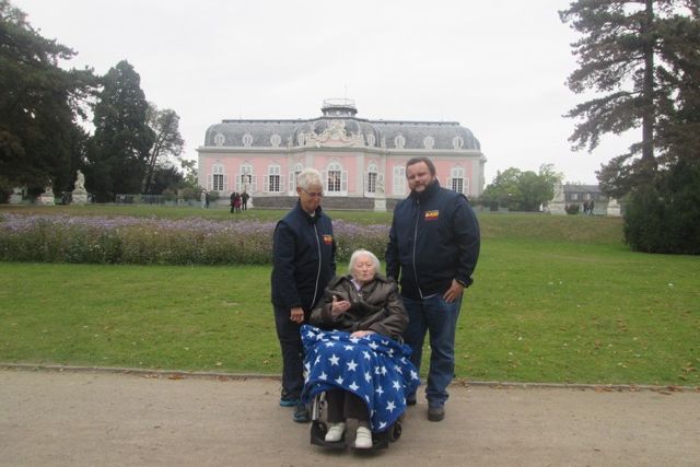 Anni genießt den Düsseldorfer Herbst.jpg