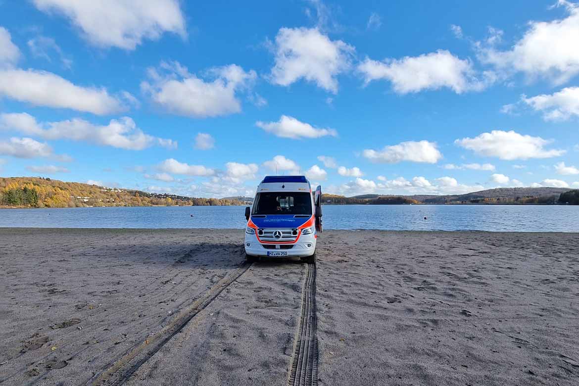 WüWa von vorne_Fahrspuren im Sand.jpg