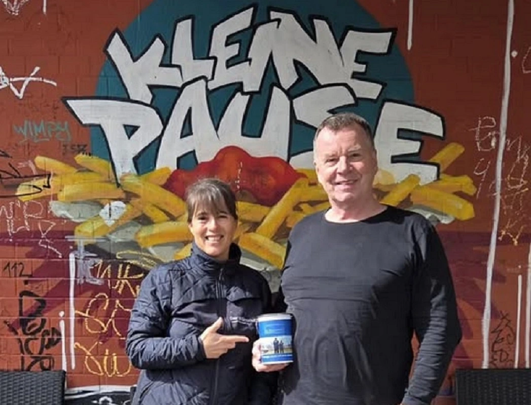 Die Kult Kneipe "Kleine Pause" sammelt Geld für den ASB-Wünschewagen Hamburg. 
