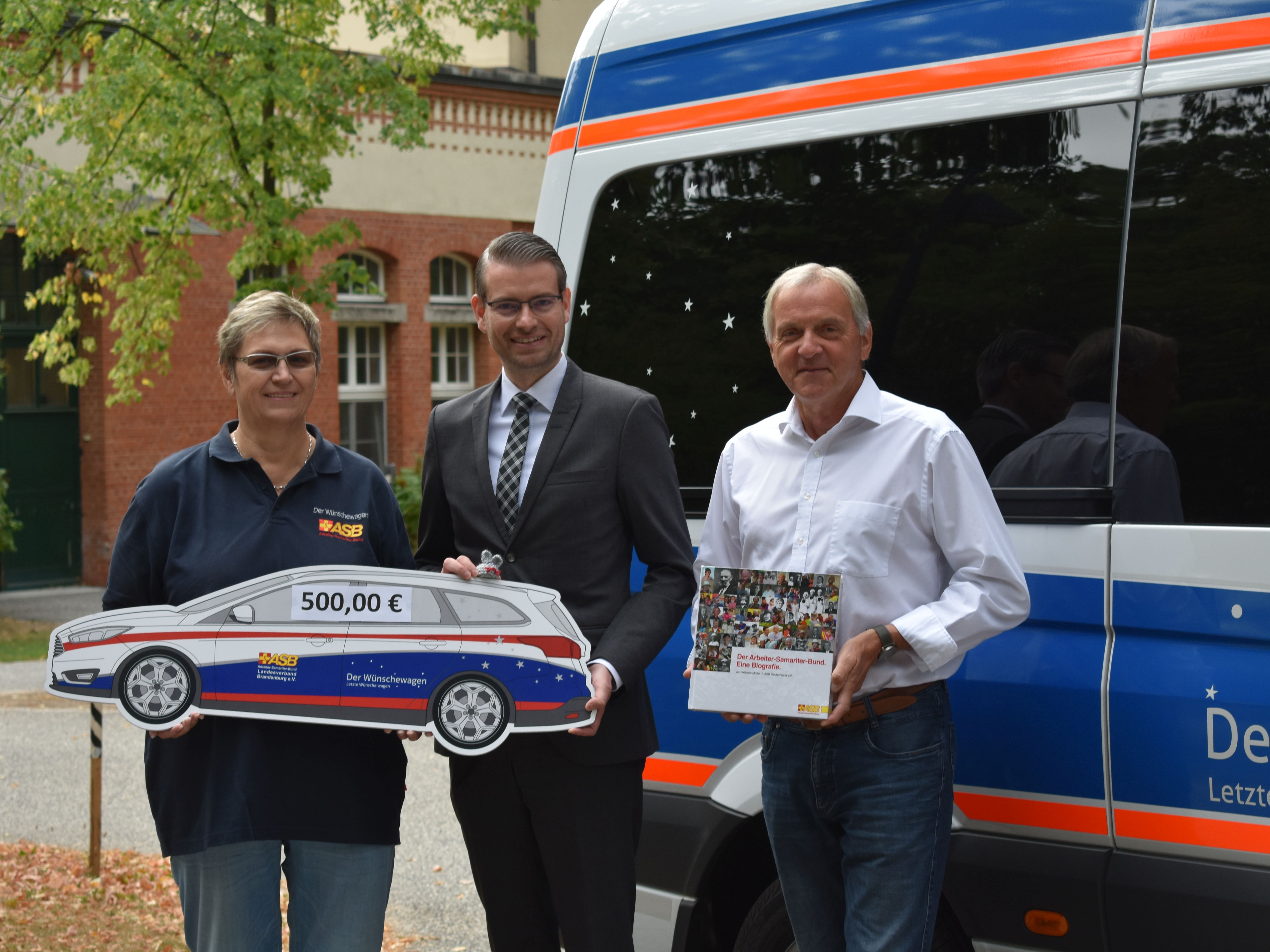 Spendenübergabe Kliniken Beelitz an Wünschewagen.jpg