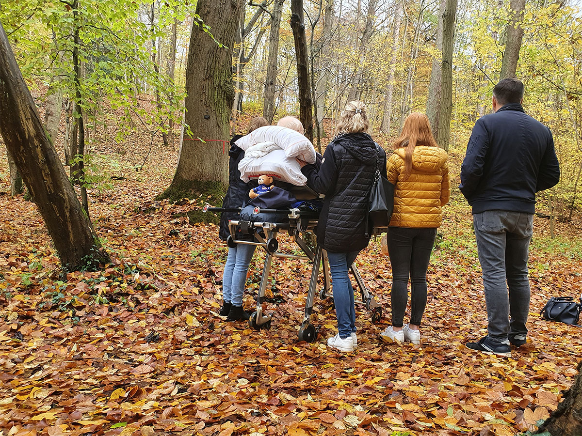 Helmut besucht seine Liselotte noch einmal im Friedwald