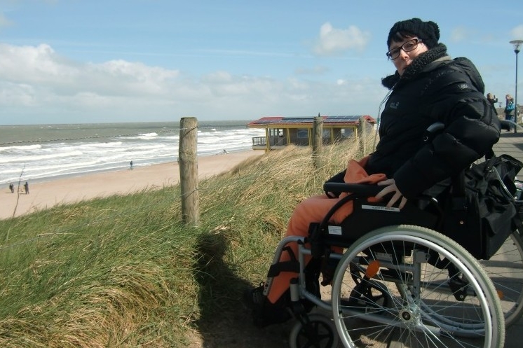 Simone am Meer in Domburg.jpg