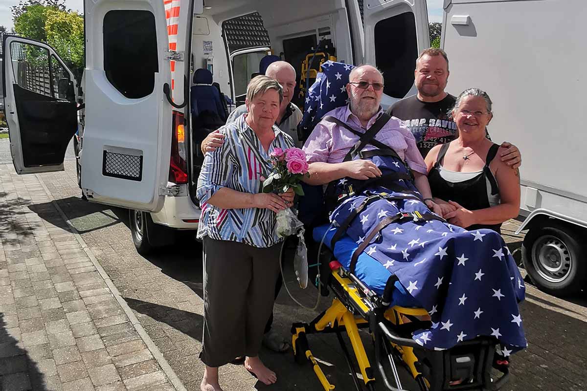 Gruppenfoto vor Wünschewagen.jpg