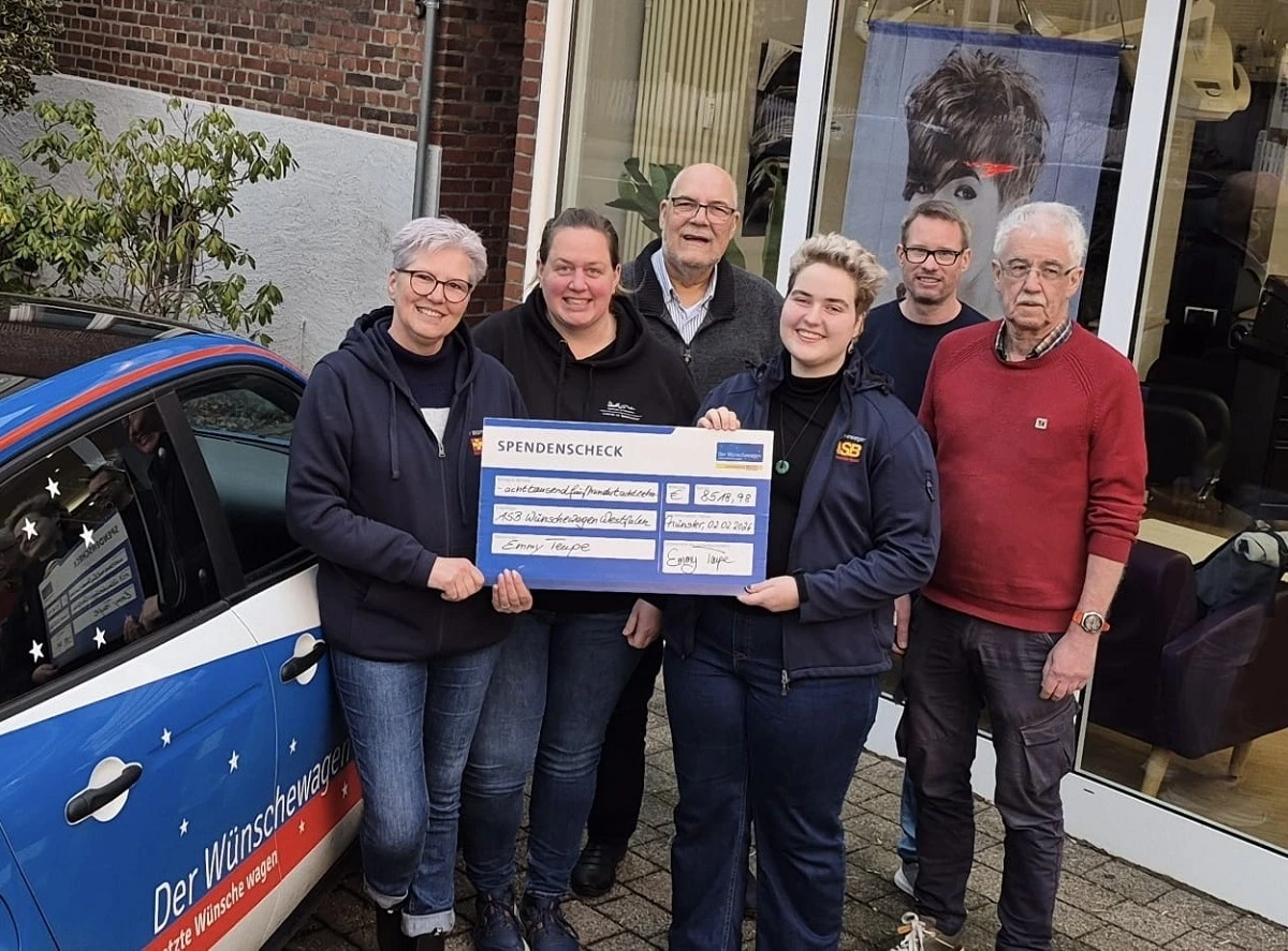 Spendenübergabe von Emmy Teupe and den ASB-Wünschewagen Westfalen