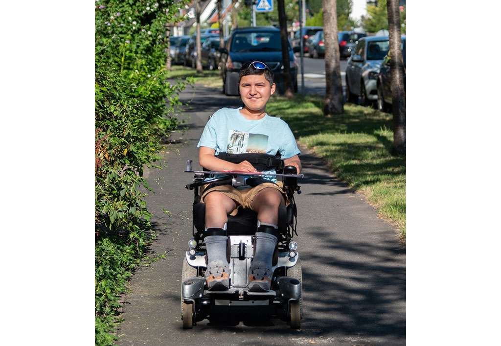 Ein kleiner Rennfahrer im roten Ferrari