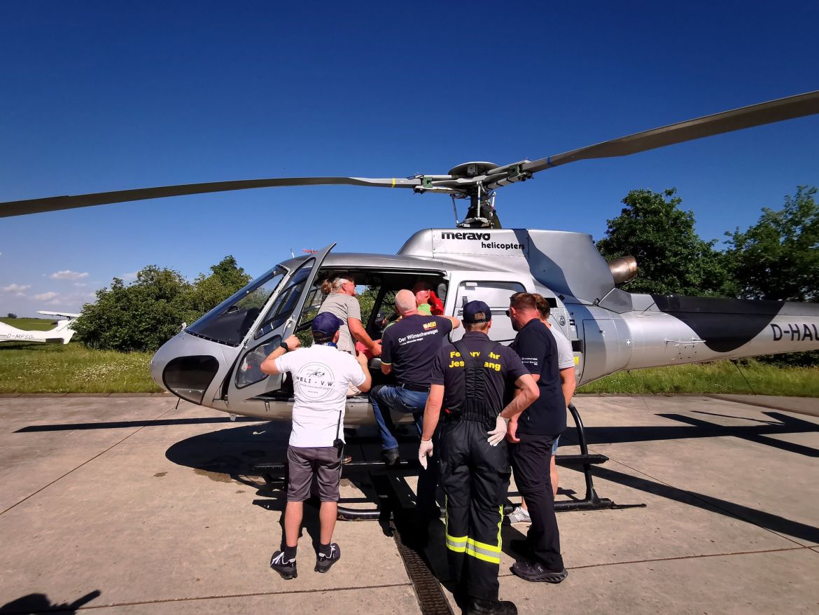 Vor dem Helikopter.jpg