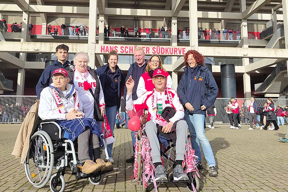 Gruppe vor dem Stadion.jpg