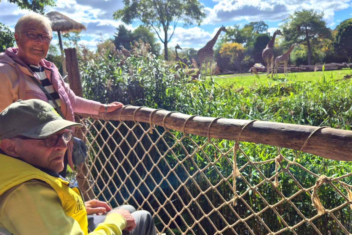Fahrgast mit Begleitung vor Gehege.jpg