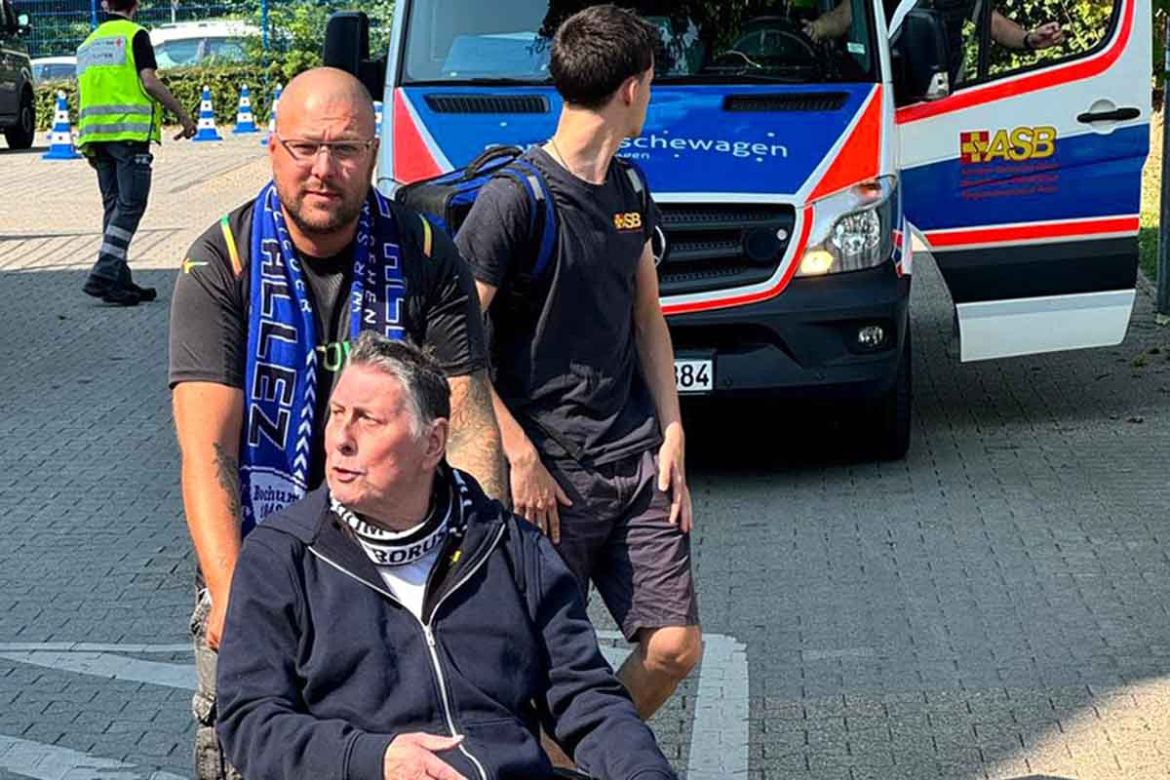 Fahrgast vor Wünschewagen.jpg