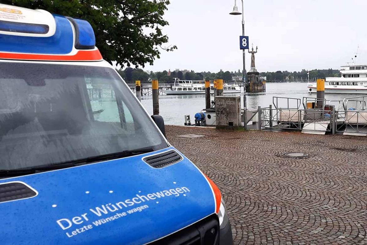 Wünschewagen auf dem Platz.jpg