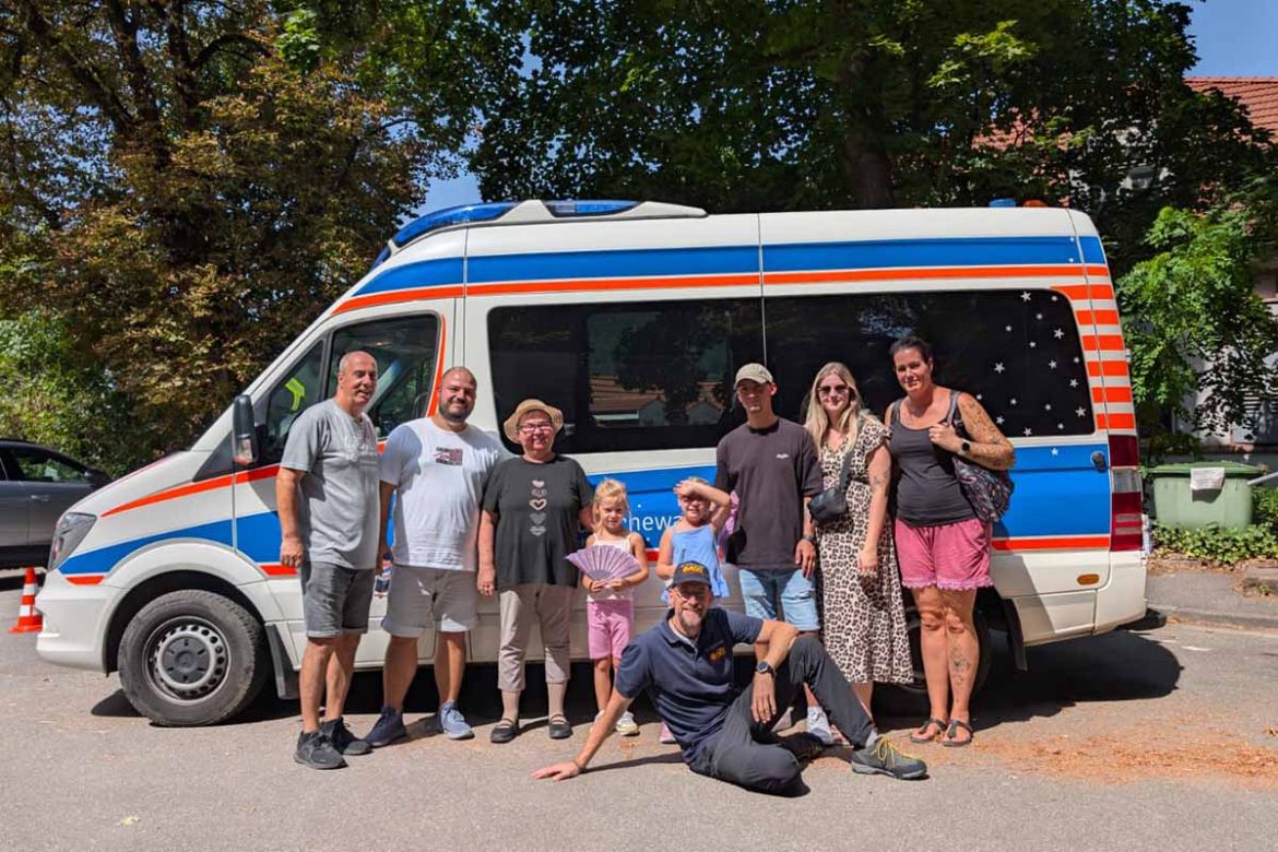 Gruppe vor dem Wünschewagen.jpg