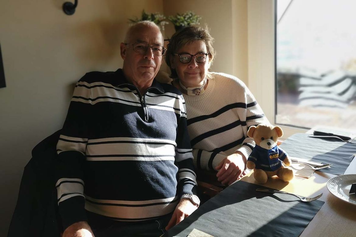 Fahrgats mit Begleitung im WOhnzimmer.jpg