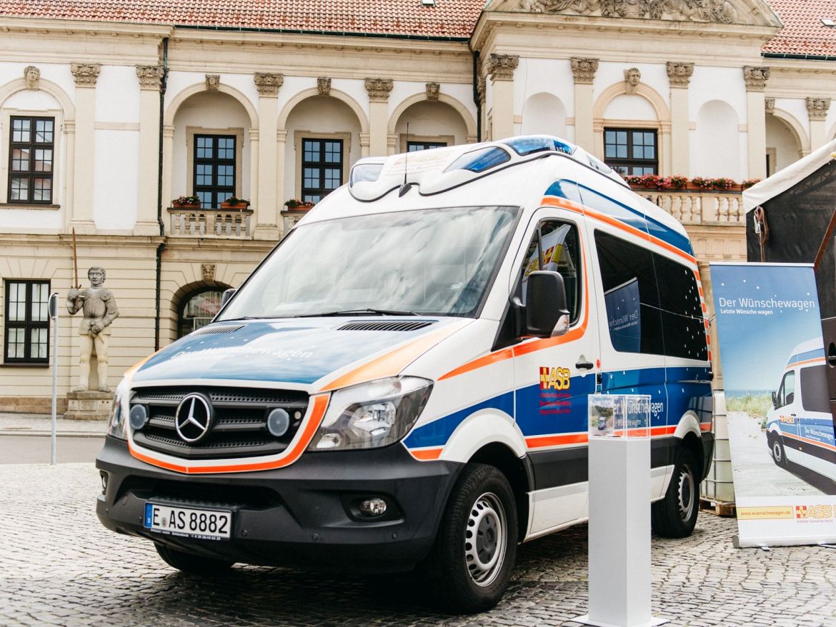 Wünschewagen-Sachsen-Anhalt-Magdeburg-Start-Alter-Markt-Franz-Müntefering (1).jpg