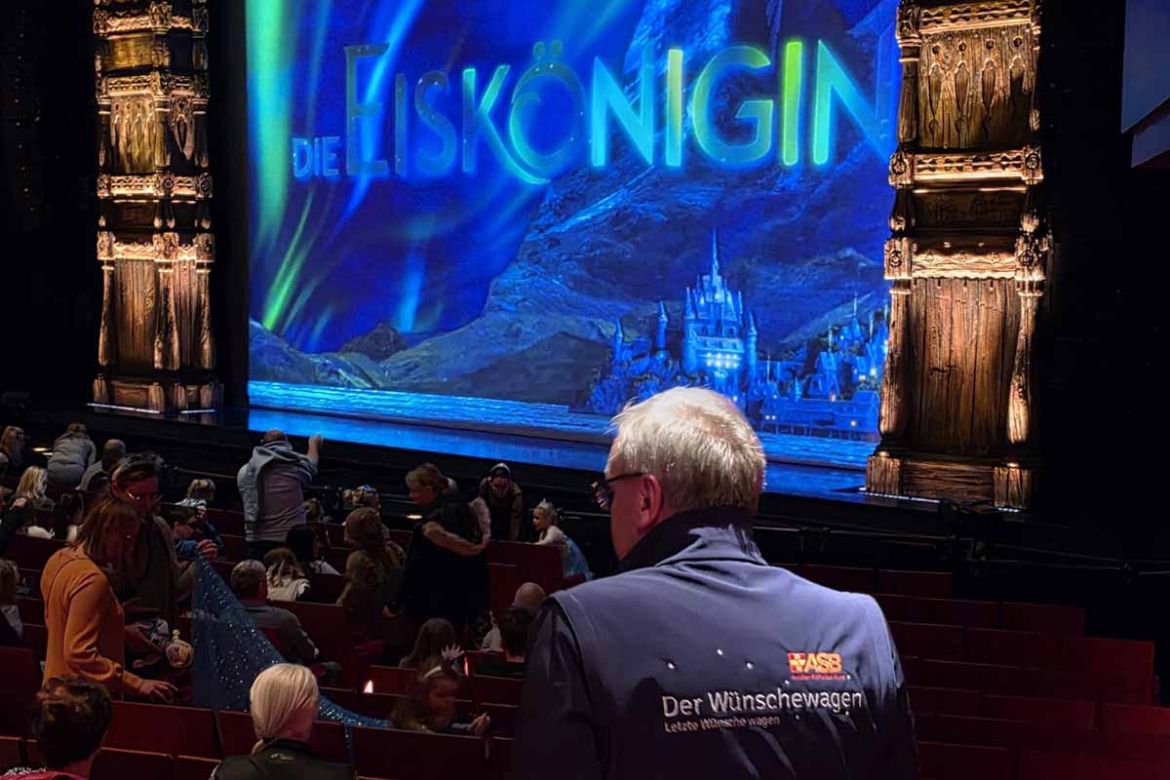 Wunscherfüller vor Bühne.jpg