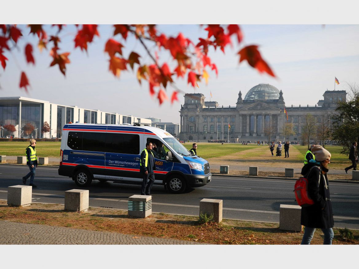 Wünschewagen-ASB-Letzte-Wünsche-wagen-Jens-Spahn-ulrich-Bauch-Sternfahrt-Brandenburger-Tor (14).jpg