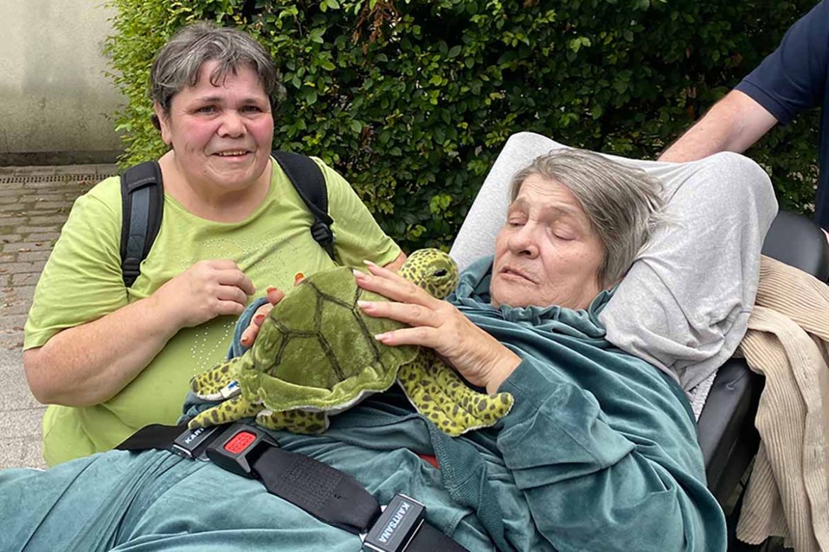 Fahrgast mit Schildkrötenstofftier.jpg