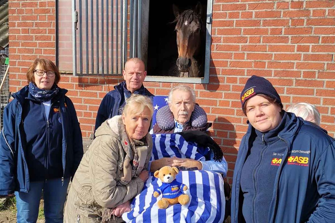 Gruppe vor Stall.jpg
