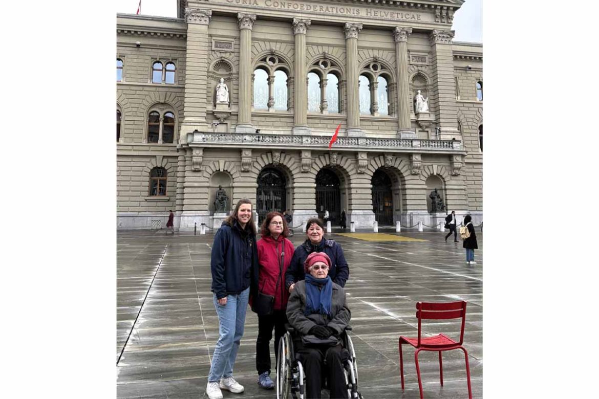 Gruppenfoto vor Gebäude.jpg