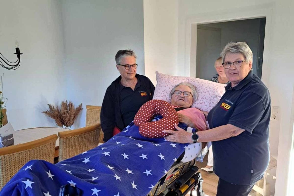 Fahrgast in Wohnung auf Trage.jpg