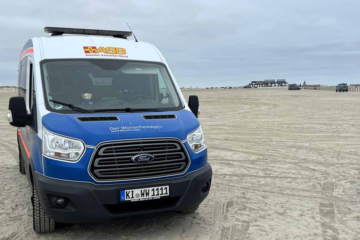 Wünschewagen am Strand.jpg