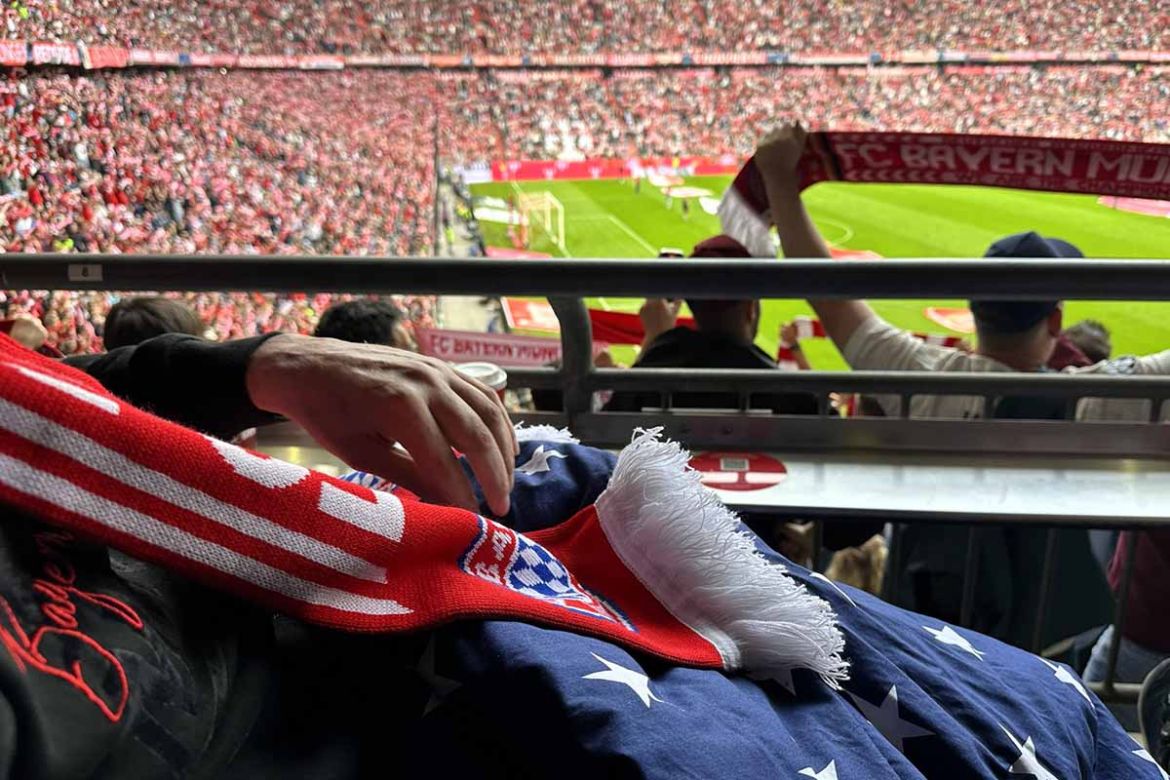 Im Stadion mit Fanschal.jpg