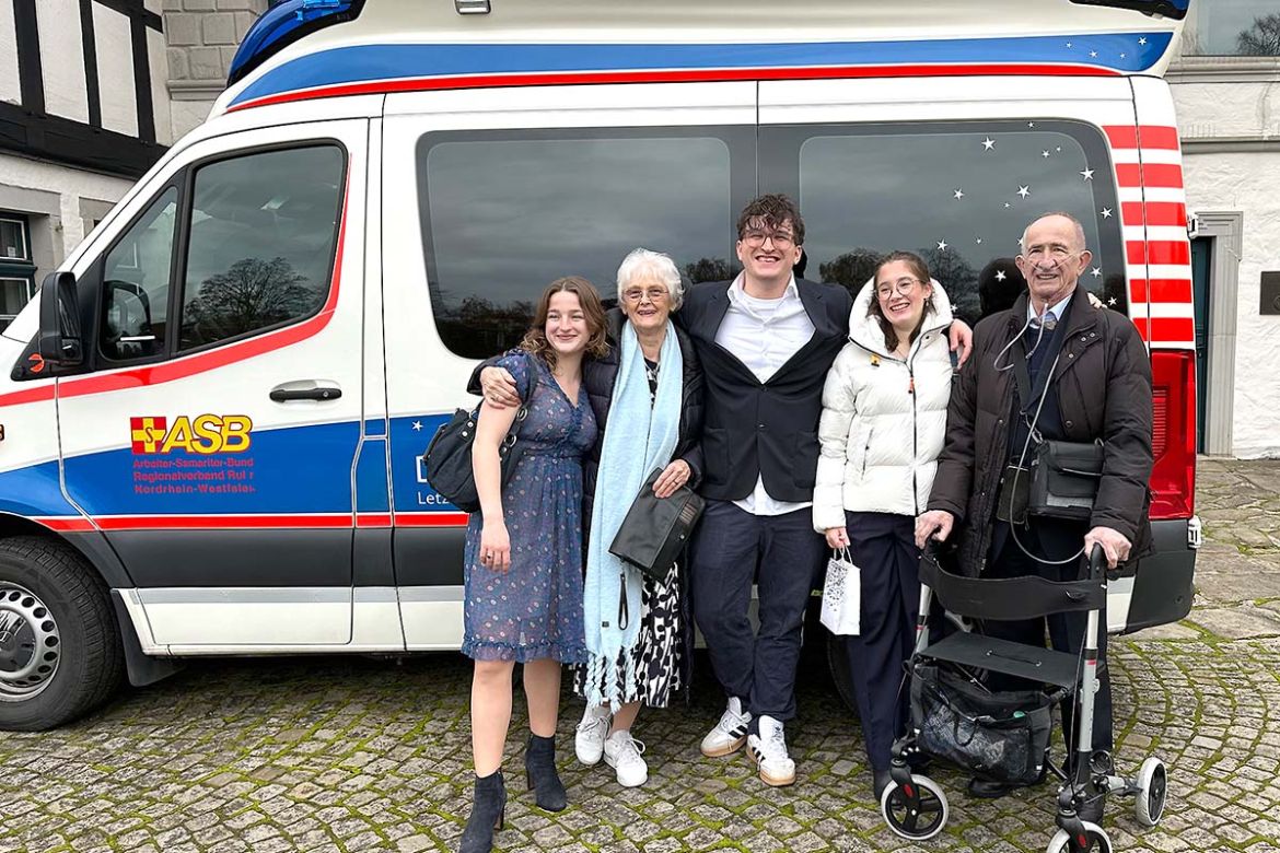 Gruppenfoto vor Wünschewagen2.jpg