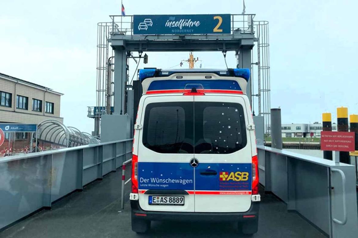 Wünschewagen auf Fähre.jpg