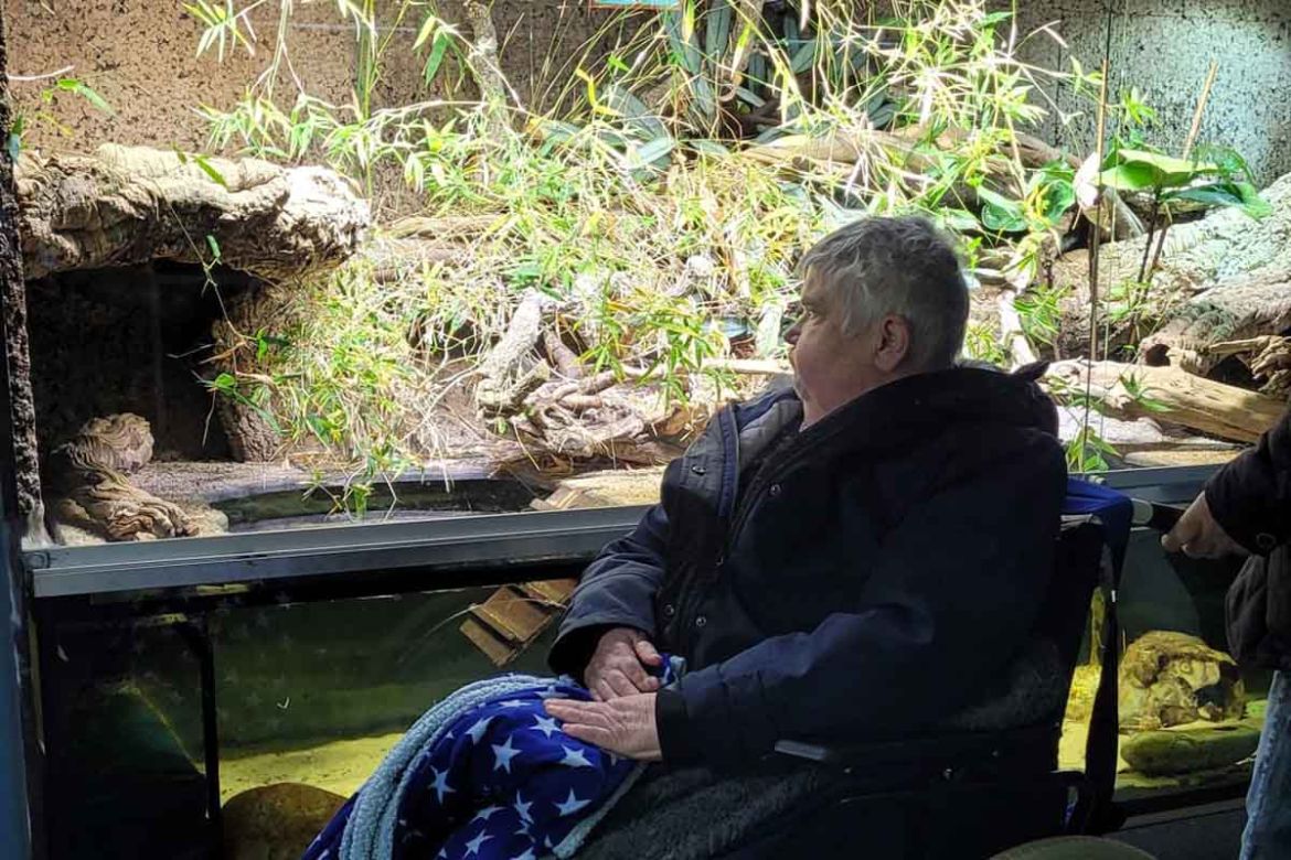 Vor dem Terrarium.jpg