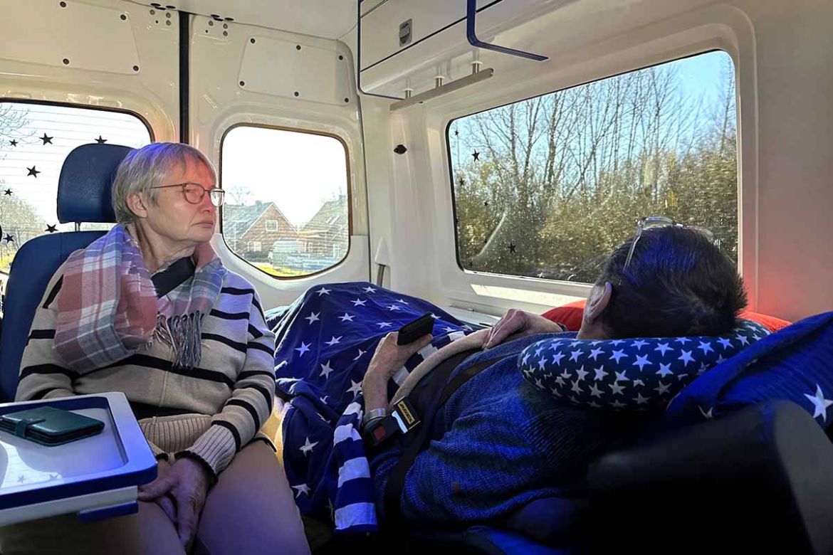 Fahrgast und Begleitung im Wünschewagen.jpg