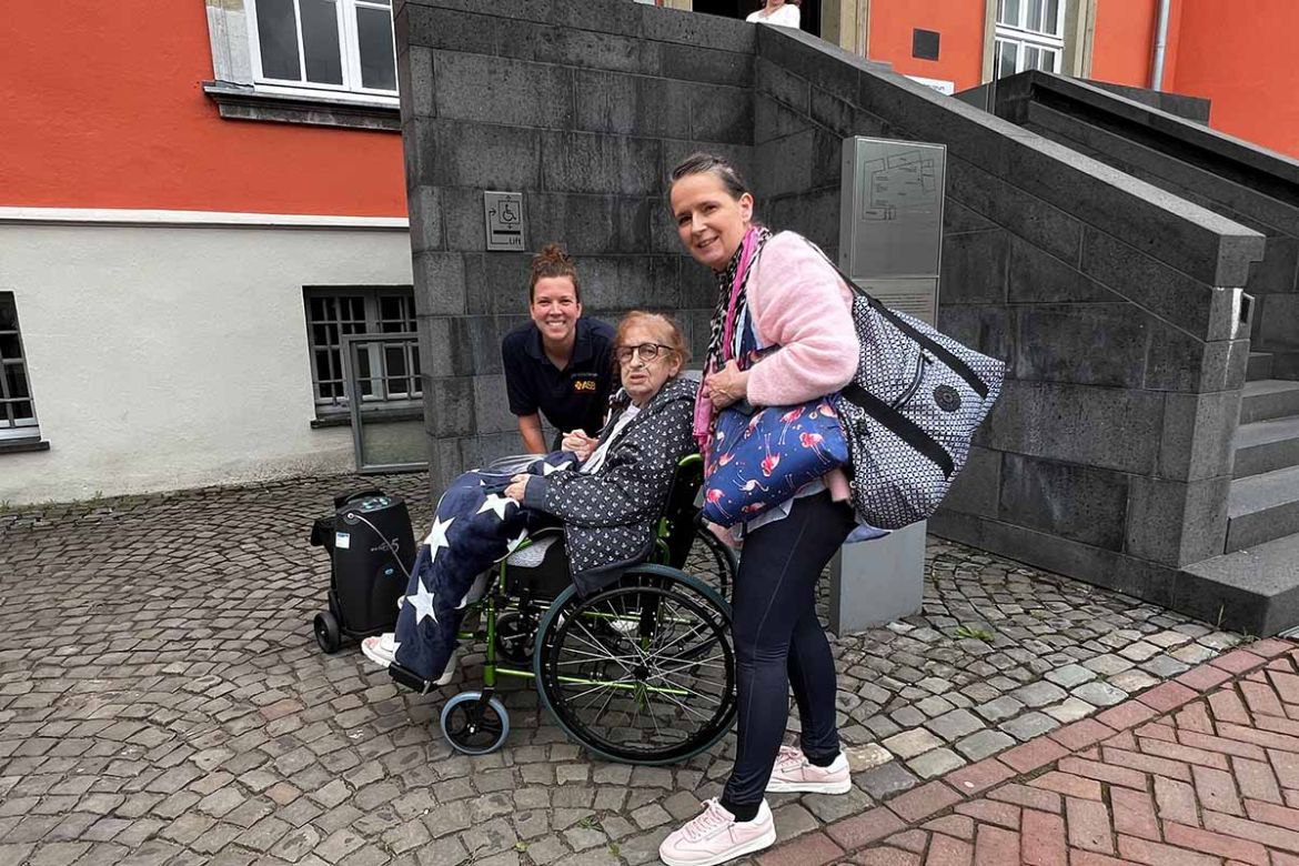 Fahrgast mit Begleitungen.jpg