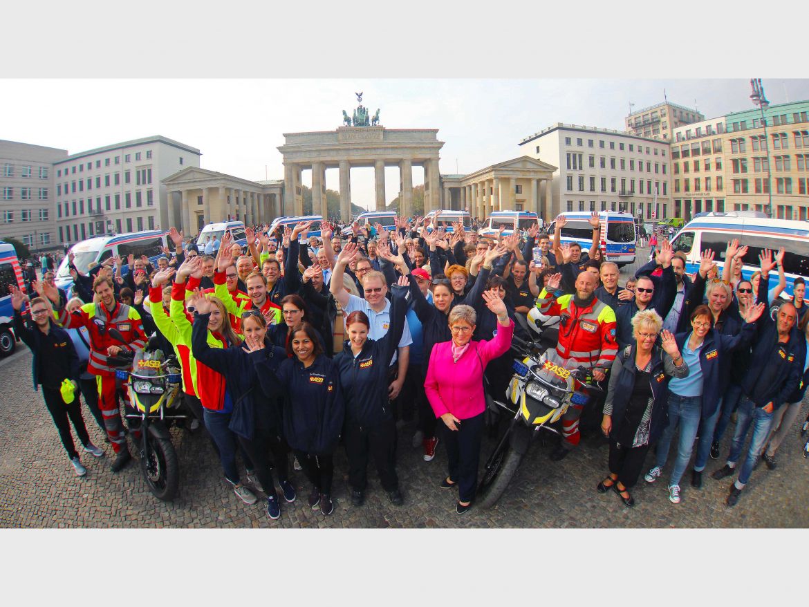 Wünschewagen-ASB-Letzte-Wünsche-wagen-Jens-Spahn-ulrich-Bauch-Sternfahrt-Brandenburger-Tor (4).jpg